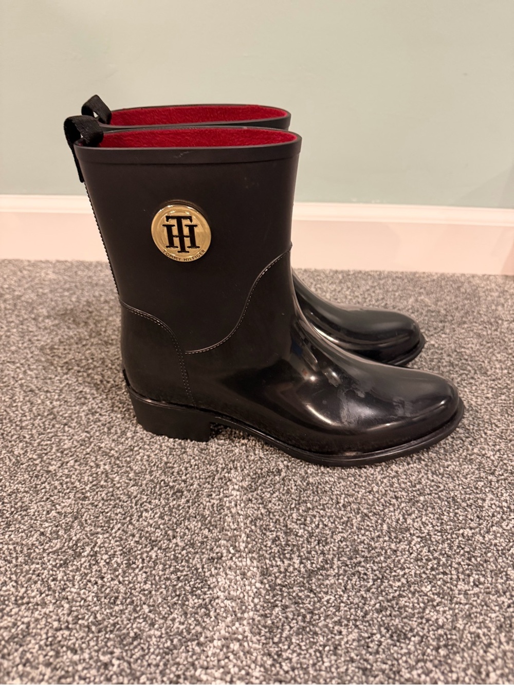 NEVER WORN: Tommy Hilfiger Black Gloss Short Rain Boots with Red Interior